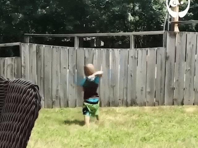 Video Clip Cười - Hàng rào không phải rào cản của tình bạn