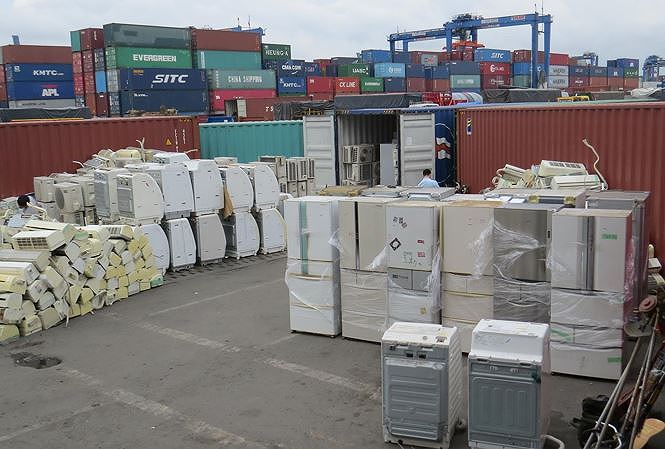 8 container hàng cấm nhập khẩu về Việt Nam khai báo là.... rổ nhựa - 1