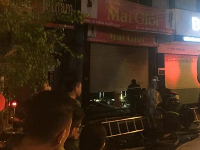 Hà Nội: 5 người mắc kẹt trong đám cháy lớn giữa đêm khuya