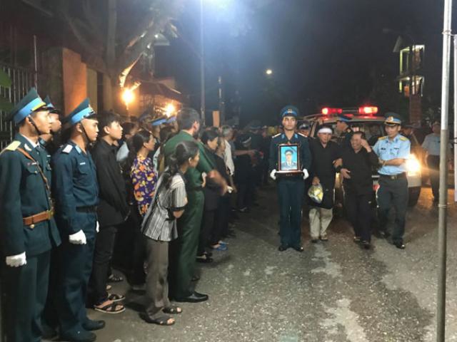 Tin tức trong ngày - Nghẹn ngào phút Đại tá phi công Phạm Giang Nam về với đất mẹ