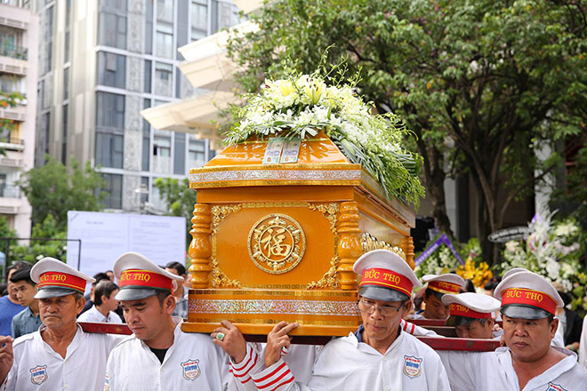 Vợ con, đồng nghiệp rơi lệ nhìn mặt NSƯT Thanh Hoàng lần cuối - 11