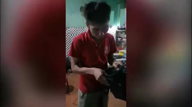 Chàng trai khóc nức nở nhận lại 200 triệu đồng bỏ quên từ chủ quán cháo