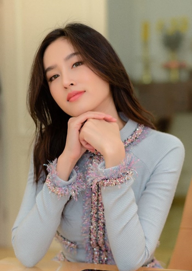 Nong Poy - "mỹ nhân chuyển giới đẹp nhất Thái Lan" đến Việt Nam từ ngày 27.7 vừa qua theo lời mời của Hoa hậu Quý bà Hòa bình Thế giới 2017 Phương Lê. Trong sáng ngày 28, Hoa hậu Chuyển giới quốc tế 2004 đã có dịp gặp gỡ truyền thông Việt Nam. Cô diện áo dài cách điệu giản dị nhưng vẫn toát lên vẻ đẹp ấn tượng.