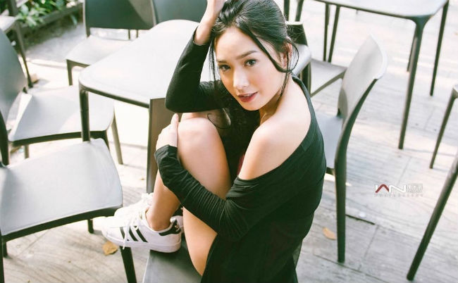 Chẳng cần mặc hở hang hay thiếu vải, trông mỹ nhân 20 tuổi này vẫn vô cùng sexy, khiêu gợi&nbsp;với mốt giấu quần.