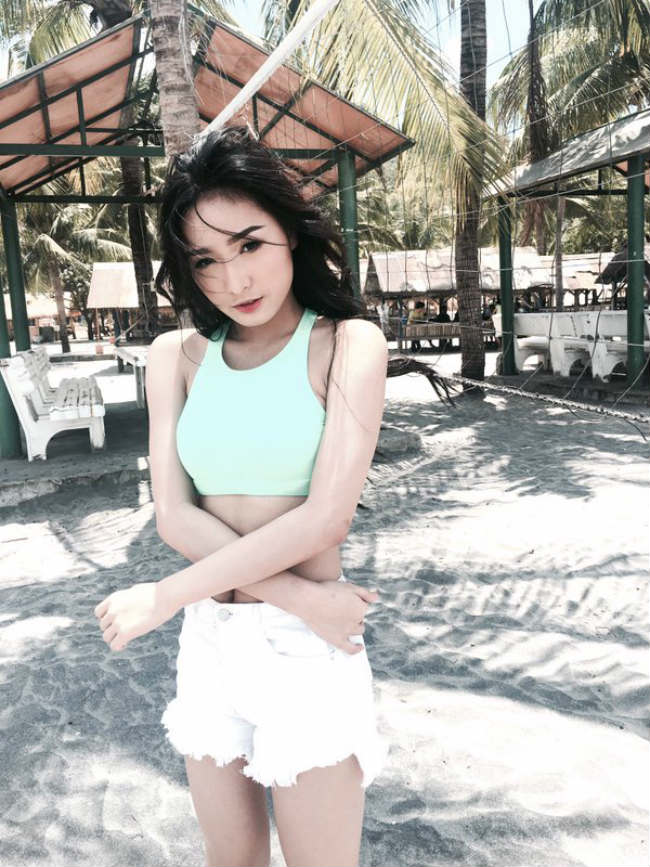 Cô không ngại &#34;bung lụa&#34; trong những shoot hình thời trang, mỗi bức ảnh cô post lên trang cá nhân luôn nhận được hàng triệu lượt like và chia sẻ.