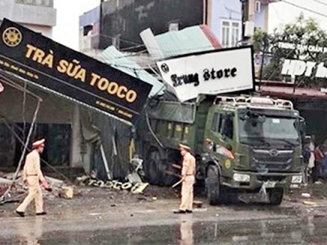 Xe tải tông sập 5 nhà dân, 2 mẹ con thiệt mạng