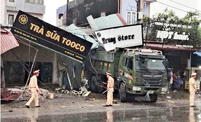 Xe tải tông sập 5 nhà dân, 2 mẹ con thiệt mạng - 1