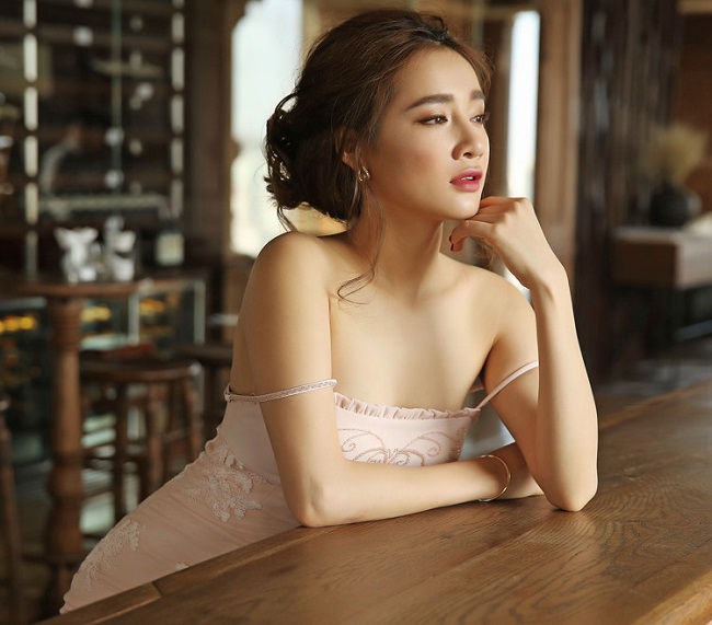 Trong các bộ ảnh thời trang, Nhã Phương thử nghiệm thêm mốt váy đầm 2 dây cuốn hút.&nbsp;