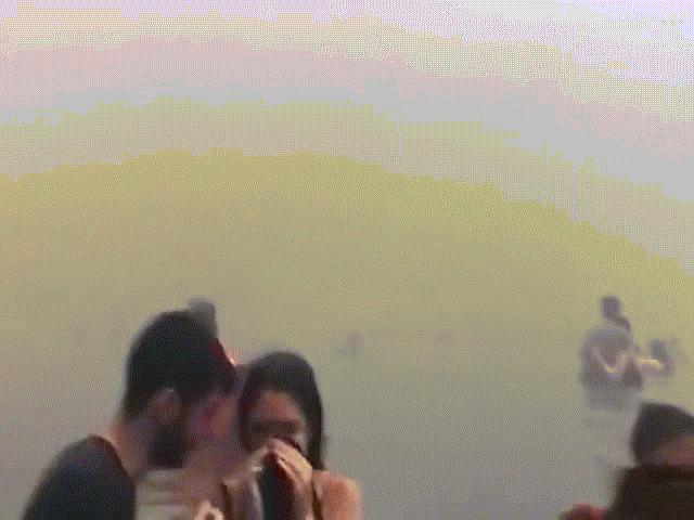 Thế giới - Cảnh sốc: Người Hy Lạp ôm nhau dầm nước dưới biển tránh cháy rừng