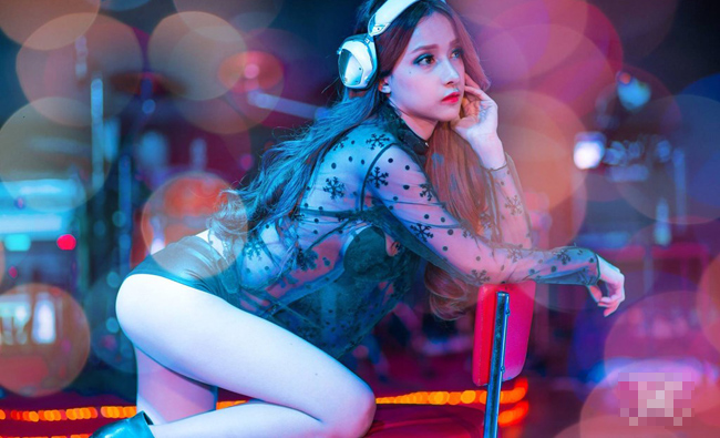 Hình ảnh nữ DJ xinh đẹp của Thái Lan khiến cánh mày râu ngẩn ngơ.