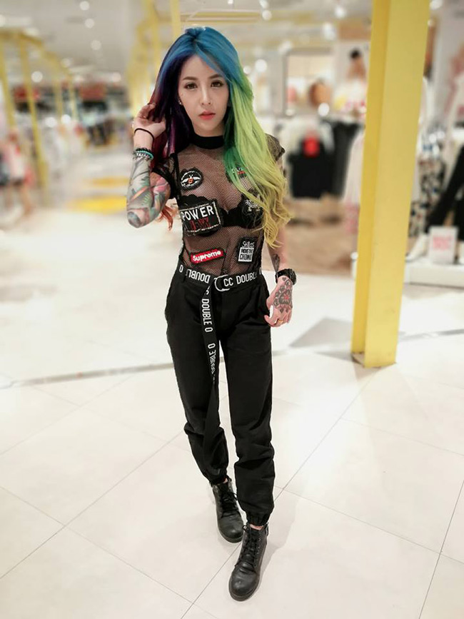 Thời trang ngoài đường phố của DJ Katoy rất táo bạo.