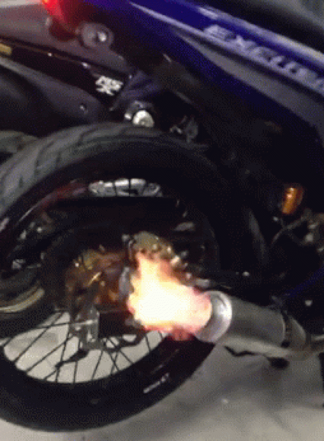 Video: Yamaha Exciter duy nhất phun lửa “nướng thịt” ở Việt Nam - 1