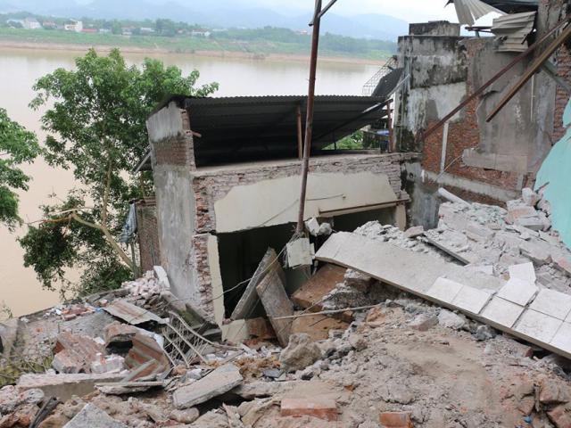 Hiện trường tan hoang nơi hàng chục ngôi nhà bị “hà bá” sông Đà nuốt chửng