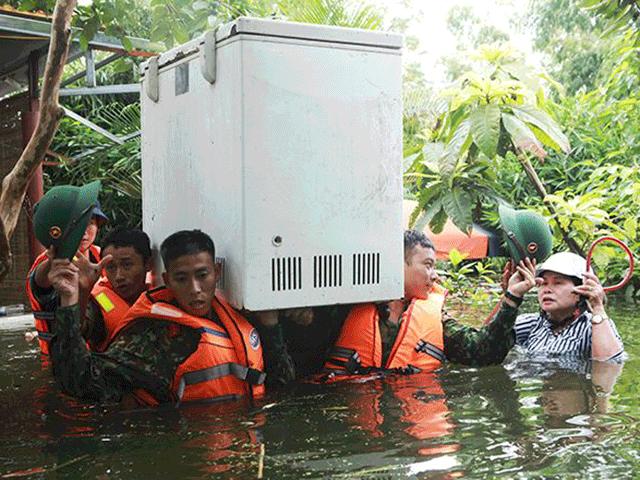 Tin tức trong ngày - Ảnh-clip: Nước ngập đến cổ, cao ngang mái nhà ở "rốn lũ" Thủ đô