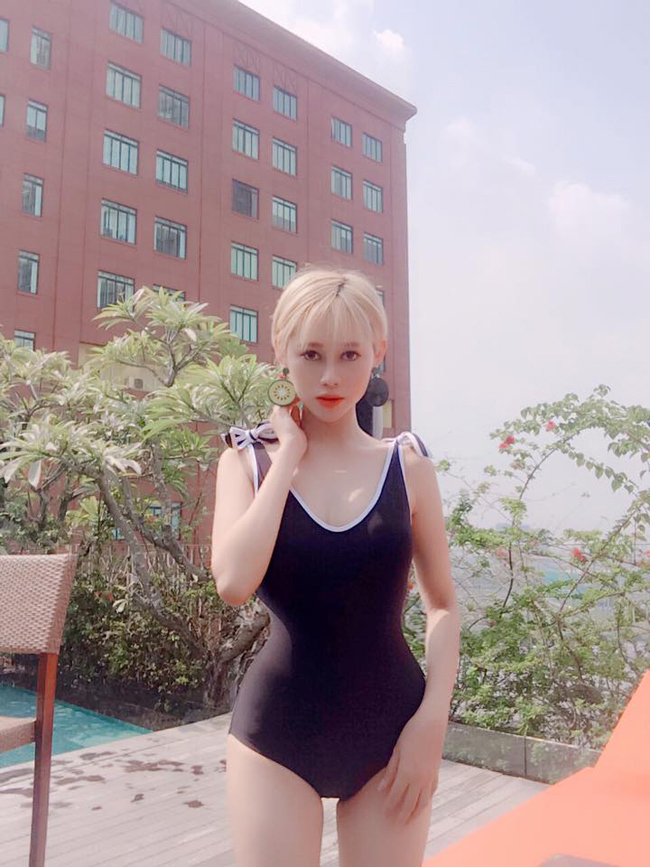 Cô nàng cũng được biết đến bởi clip chui vào thùng rác ăn vạ khi không được bạn trai mua cho trà sữa.&nbsp;