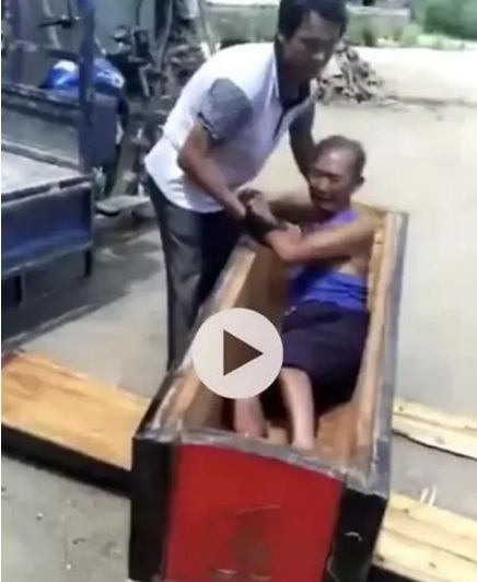 TQ: Dân bức xúc vì chính quyền phá quan tài, cấm chôn người chết - 2