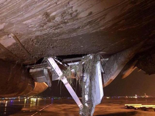 Tin tức trong ngày - Vụ máy bay VNA hạ nhầm vị trí: Không có chuyện máy bay "rách bụng"