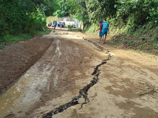 Tin tức trong ngày - Ảnh: Hãi hùng vết nứt kéo dài cả trăm mét, "hà bá" dọa nuốt cả xóm