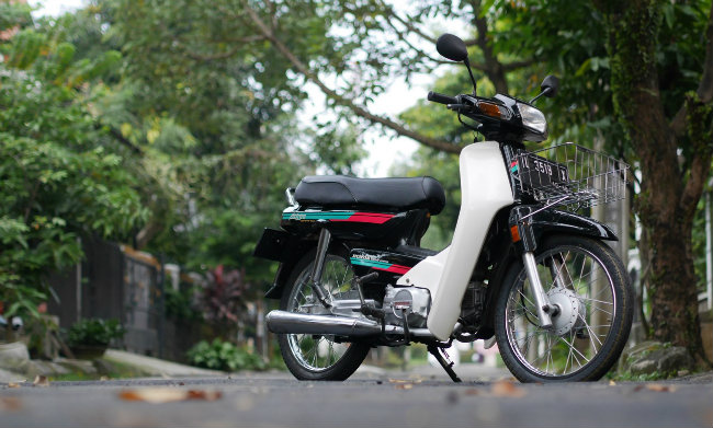 Honda Dream là dòng xe huyền thoại ở Việt Nam còn tại Indonesia mẫu xe này có tên là Honda Astrea. Có thể nói Dream ở Việt Nam được “tôn sùng” thế nào thì có lẽ ở quốc đảo này Astrea cũng có vị thế chẳng kém gì trong làng xe hai bánh. Ảnh Honda Astrea 1991 chưa đổ xăng.