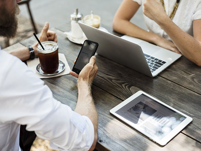 Thời trang Hi-tech - Tiết kiệm tiền triệu từ việc chọn mua sản phẩm tân trang từ Apple