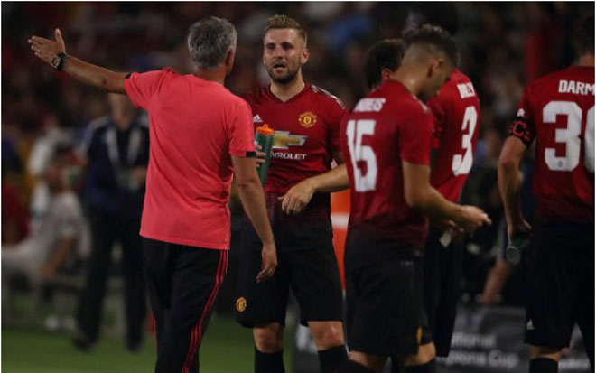 MU gặp họa lớn: Học trò quay lưng, Mourinho &#34;tứ bề thọ địch&#34; - 2