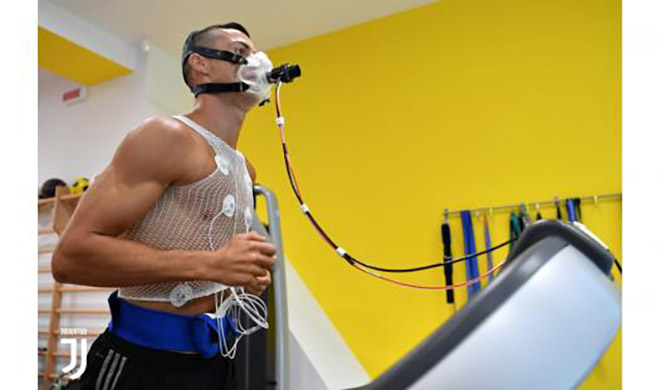 Ronaldo chưa đá ra mắt Juventus đã bị kẻ thù “Bà đầm già” chọc tức - 5