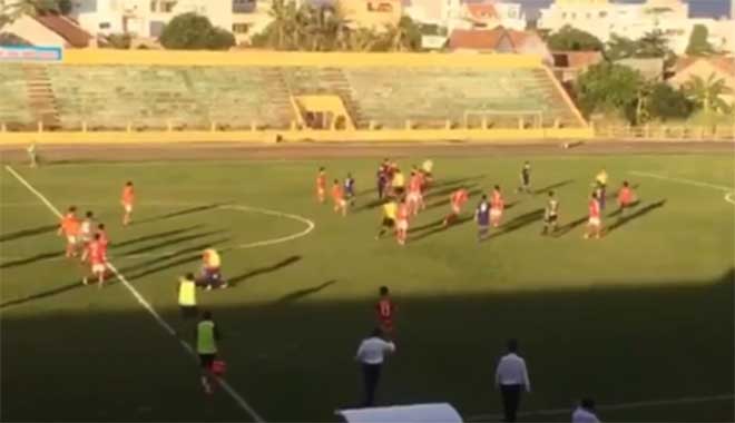 Rúng động bóng đá Việt: Cầu thủ đuổi đánh trọng tài bị cấm vĩnh viễn - 1