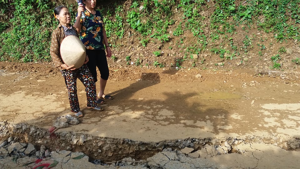 Ảnh: Hãi hùng vết nứt kéo dài cả trăm mét, &#34;hà bá&#34; dọa nuốt cả xóm - 1