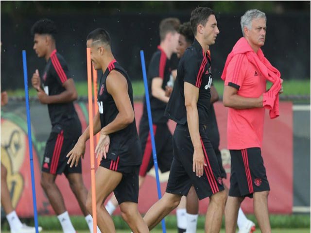 Bóng đá - MU gặp họa lớn: Học trò quay lưng, Mourinho "tứ bề thọ địch"
