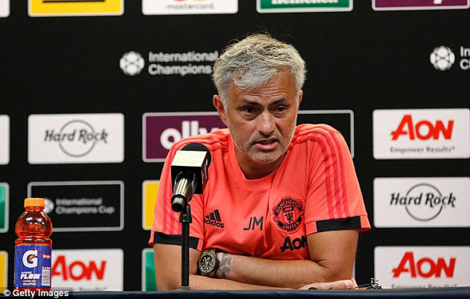 MU gặp họa lớn: Học trò quay lưng, Mourinho &#34;tứ bề thọ địch&#34; - 1