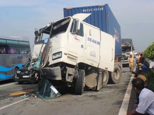 Tin tức trong ngày - 3 ô tô dính chùm, cao tốc TP.HCM-Long Thành "thất thủ"