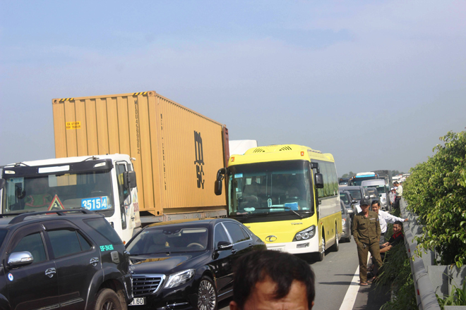 3 ô tô dính chùm, cao tốc TP.HCM-Long Thành "thất thủ" - 3