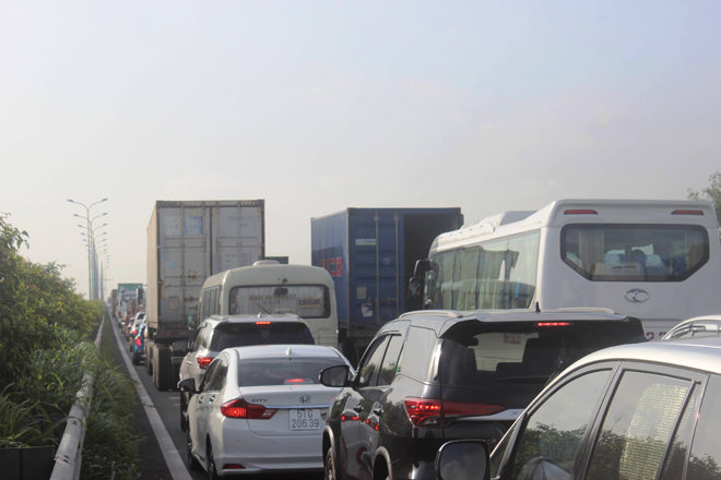 3 ô tô dính chùm, cao tốc TP.HCM-Long Thành "thất thủ" - 4