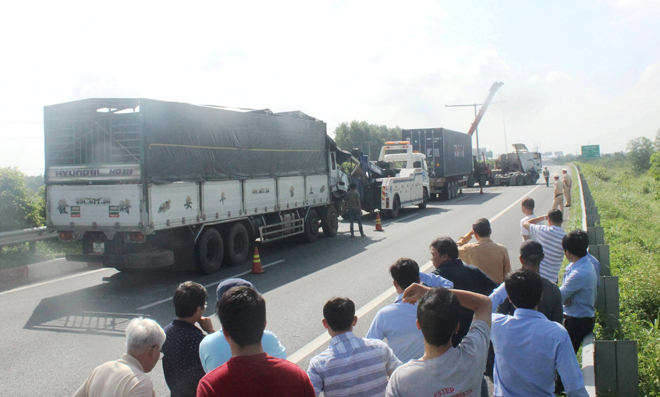 3 ô tô dính chùm, cao tốc TP.HCM-Long Thành "thất thủ" - 2