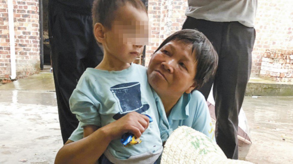 Em bé 3 tuổi sống một mình cùng xác ông suốt 5 ngày - 1