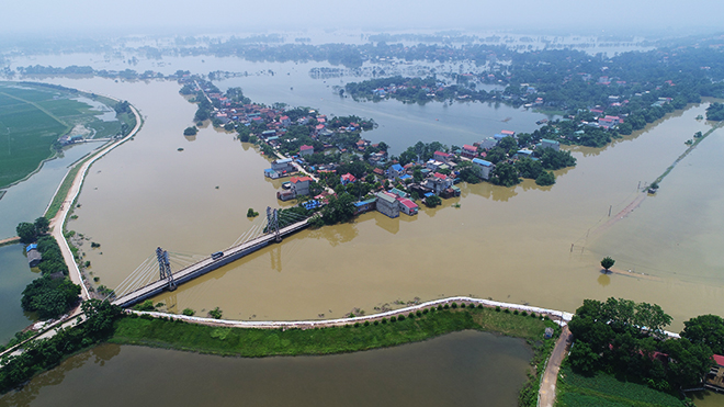 Flycam: Toàn cảnh &#34;túi nước&#34; khổng lồ trên đê sông Bùi ở rốn lũ Chương Mỹ - 1