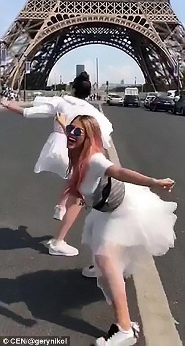 Nữ ca sĩ bị bắt vì nhảy nhót trước tháp Eiffel - 1