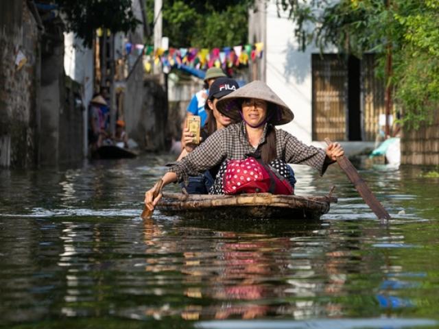 Xuất hiện ”hố tử thần” ở huyện đang bị ngập Chương Mỹ