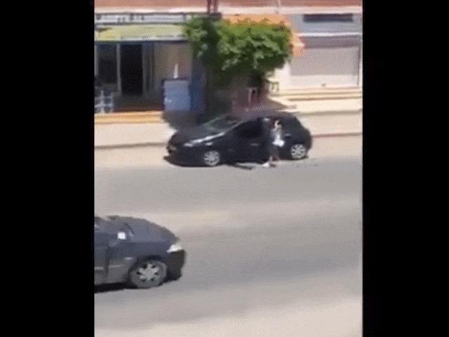 Video Clip Cười - Mải mê sống ảo ngoài đường cô gái nhận "trái đắng"