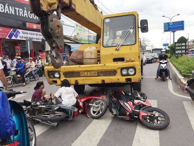 Xe cứu hộ cuốn hàng loạt xe máy vào gầm, bé trai 6 tuổi tử vong - 2
