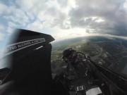 Media - Chóng mặt xem tiêm kích F-16 nhào lộn từ góc nhìn trong khoang lái