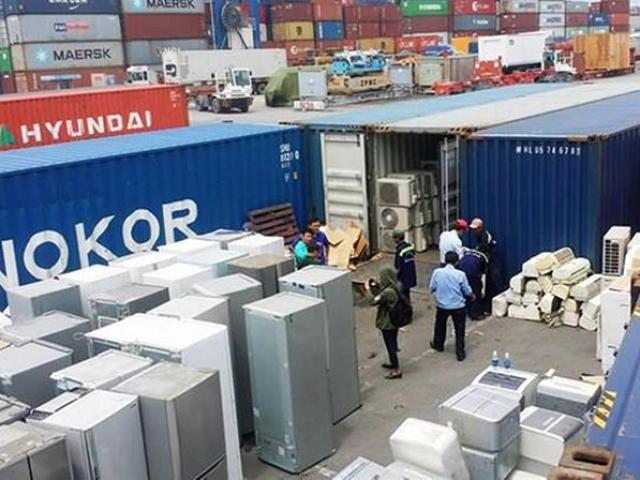 Thị trường - Tiêu dùng - Hàng nghìn "quả bom bẩn" náu mình ở cảng biển: Trách nhiệm thuộc về ai