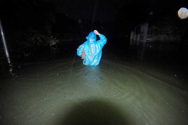 Nóng 24h qua: Nghi vấn người đàn ông cố tình ngã vào bánh xe container để tự tử - 4