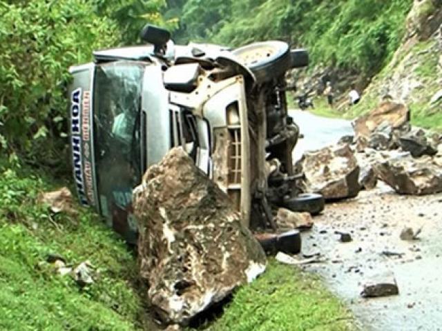 Tin tức trong ngày - Đá nặng hàng tấn rơi đè bẹp xe khách 16 chỗ trên Quốc lộ 12
