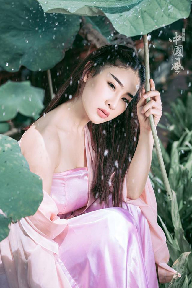 “Có rất nhiều nữ DJ mới vào nghề hay có ngoại hình đã chấp nhận đi làm việc. Trong một lần đọc báo, tôi thấy hình ảnh của một số đồng nghiệp bị ghi lại trong tình trạng thác loạn ở các quán bar nước ngoài. Nhận được số tiền lớn nhưng ngược lại các cô gái phải đánh đổi sức khỏe, tinh thần, thậm chí lẫn thể xác&#34;, cô kể.