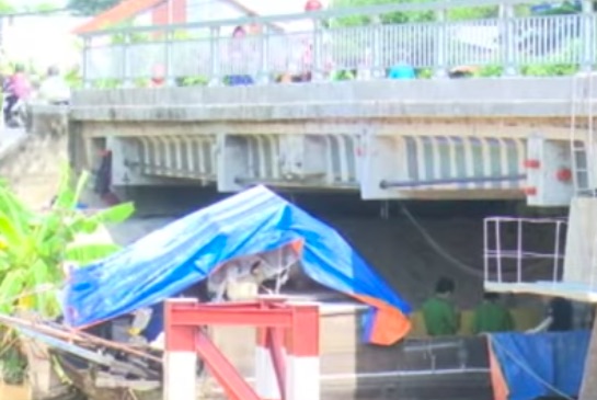 Chồng phát hiện vợ tử vong dưới ghe, 2 tay bị trói - 1