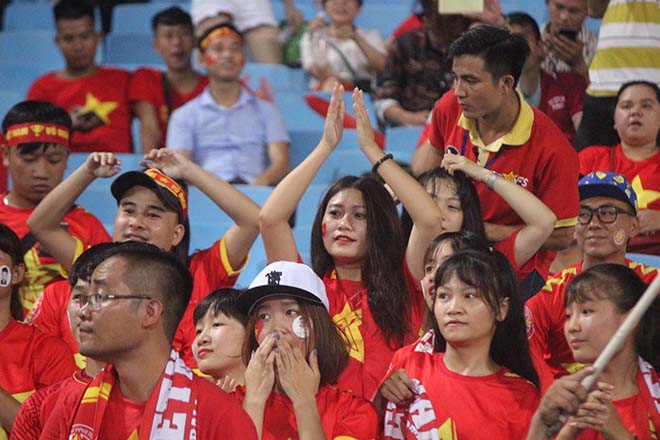Hot girl &#34;ngủ gật&#34; gây sốt World Cup &#34;truyền lửa&#34; U23 Việt Nam vượt khó - 4