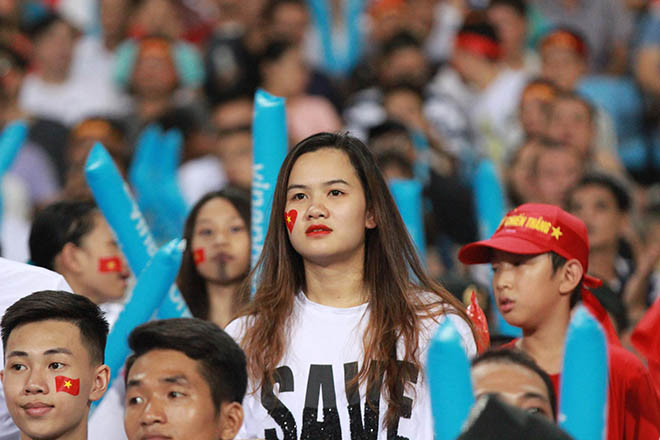 Hot girl &#34;ngủ gật&#34; gây sốt World Cup &#34;truyền lửa&#34; U23 Việt Nam vượt khó - 8