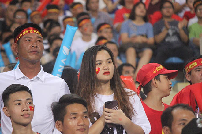 Hot girl &#34;ngủ gật&#34; gây sốt World Cup &#34;truyền lửa&#34; U23 Việt Nam vượt khó - 11