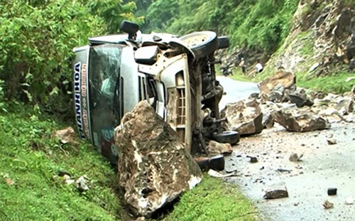 Đá nặng hàng tấn rơi đè bẹp xe khách 16 chỗ trên Quốc lộ 12 - 1